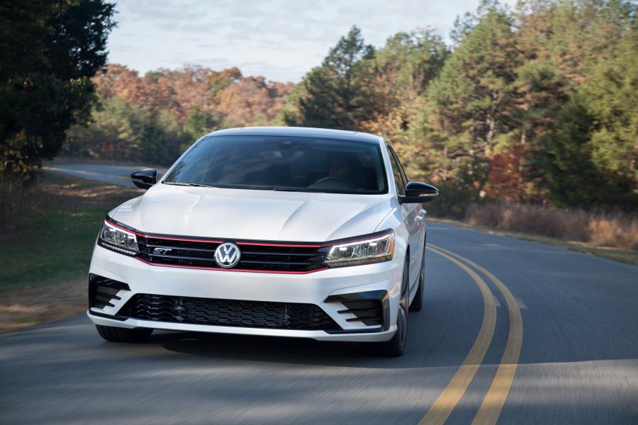  Volkswagen Passat GT Concept 2016 года  (фото 4 из 8)